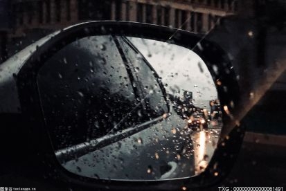 为何只有SUV后车窗有雨刮器呢 你知道这是为什么吗