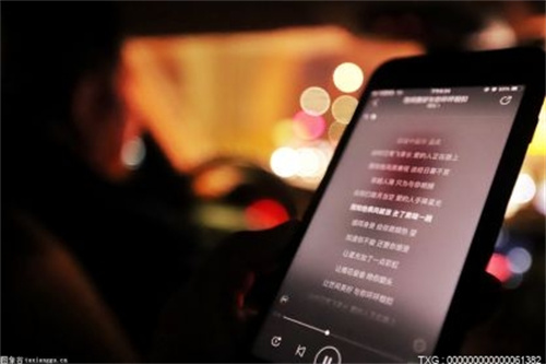 卢伟冰微博自曝换新手机 小米12官宣发布会时间